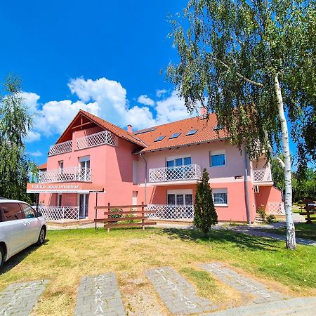 Ildiko Apartmanhaz Zamárdi Buitenkant foto